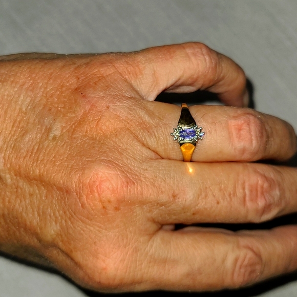 10kt Gold Tanzanite Ring Size 7 - Picture 7 of 13